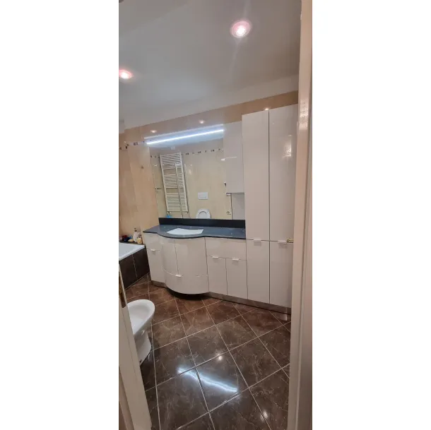 Arredo bagno bianco lucido curvo