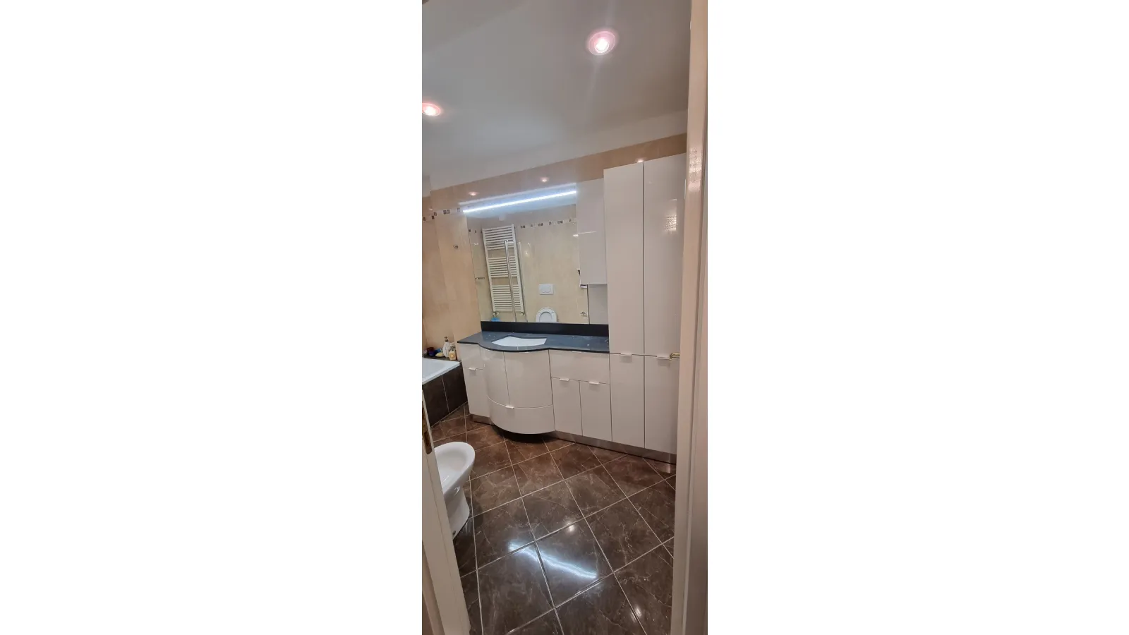 Arredo bagno bianco lucido curvo