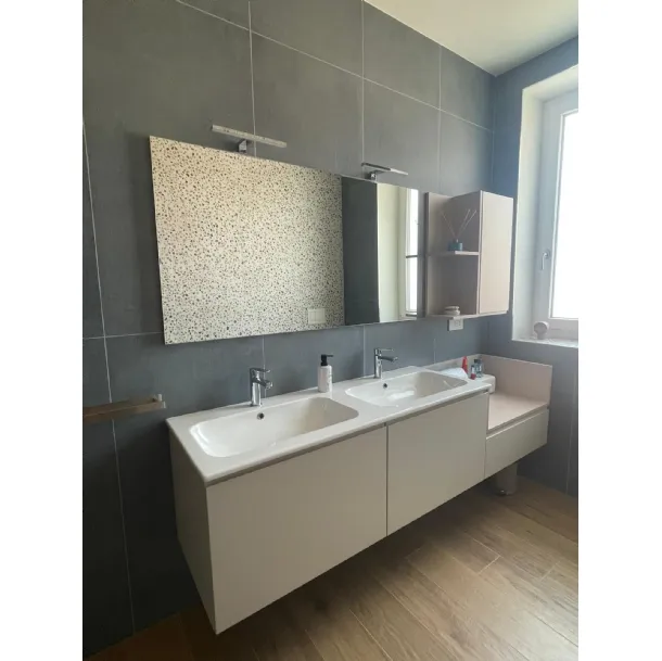 Bagno con due lavandini sospesi