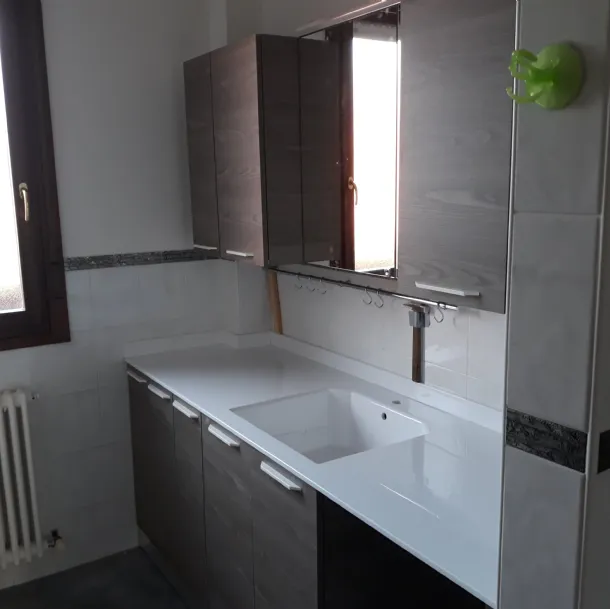 arredo bagno portalavatrice e vasca integrata