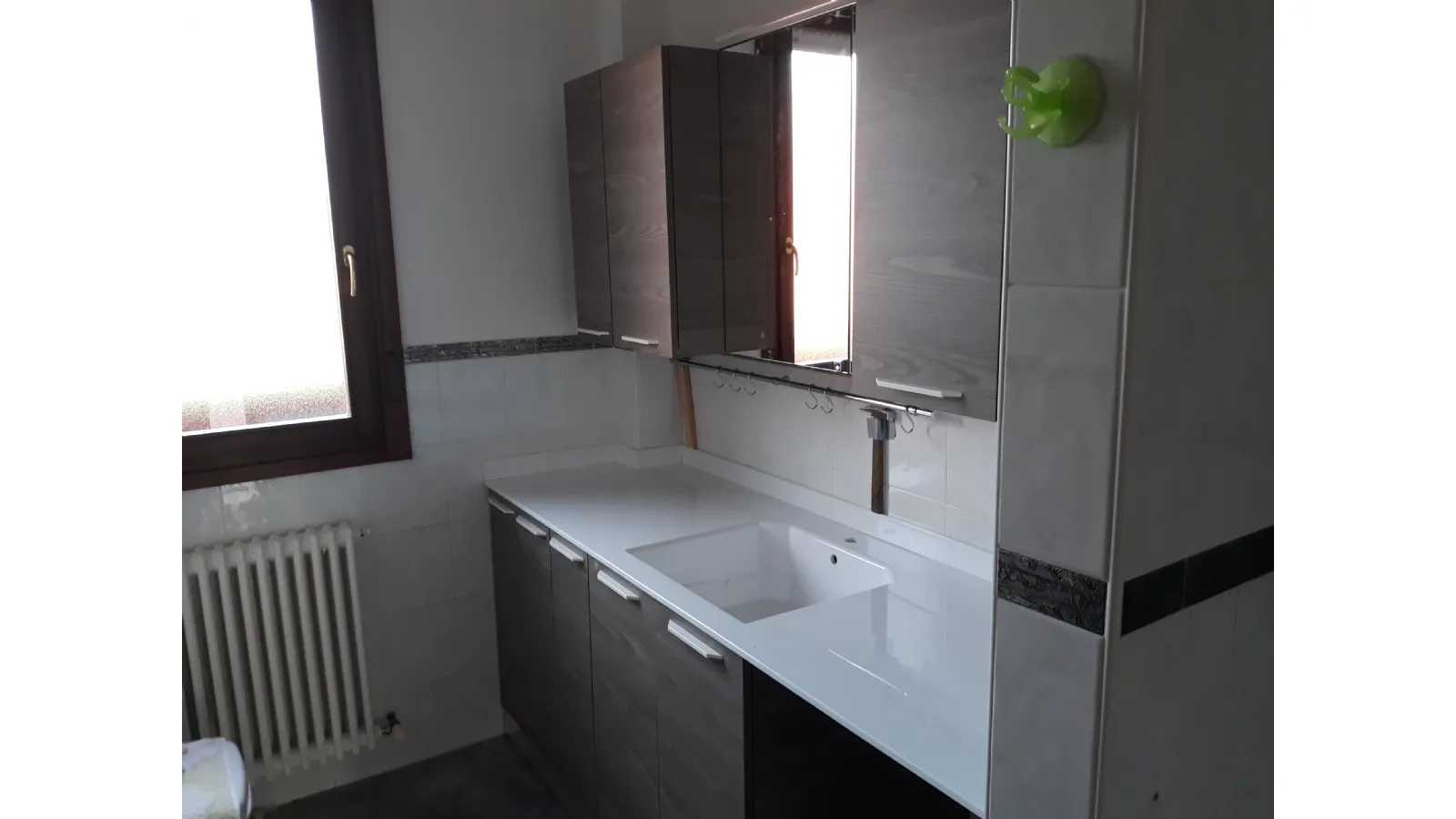 arredo bagno portalavatrice e vasca integrata