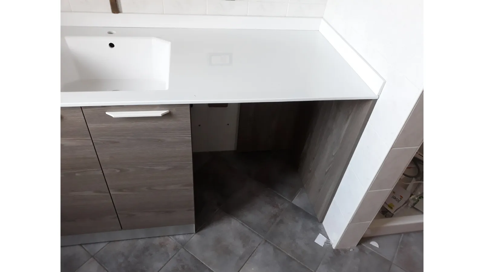 arredo bagno portalavatrice e vasca integrata