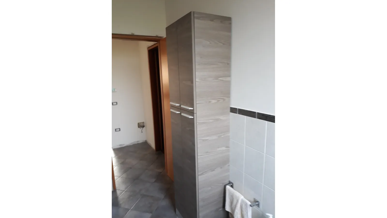 arredo bagno portalavatrice e vasca integrata