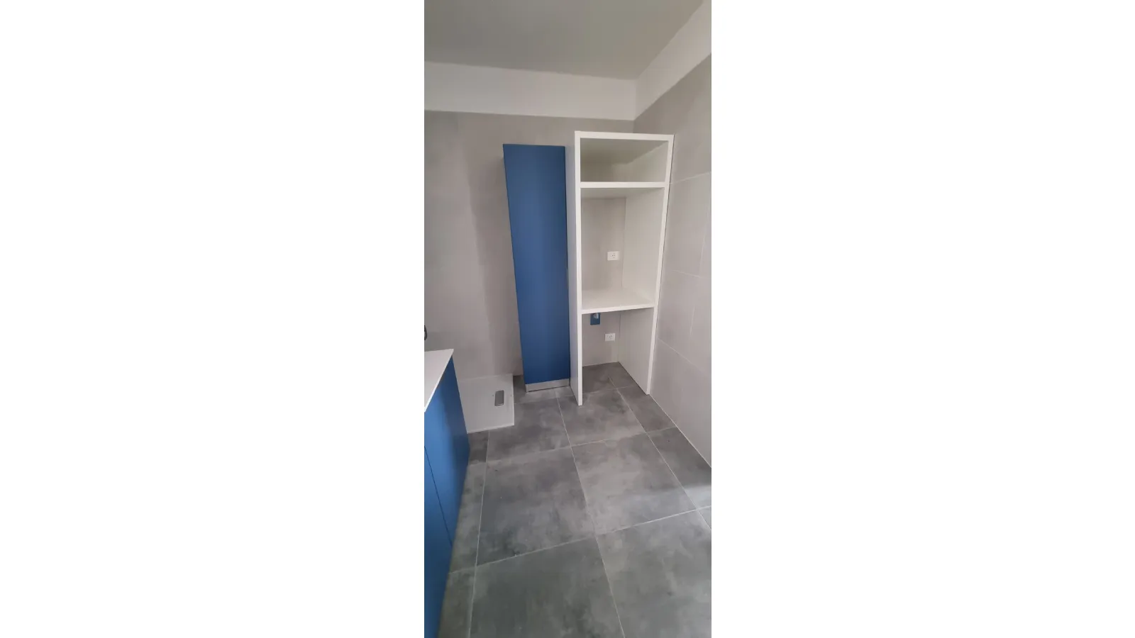 Arredo bagno con lavatrice e asciugatrice