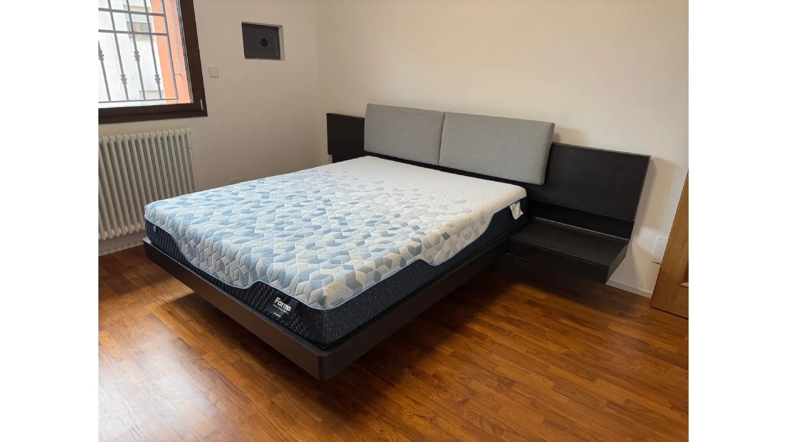letto con testata imbottita e comdini integrati, effetto sospeso