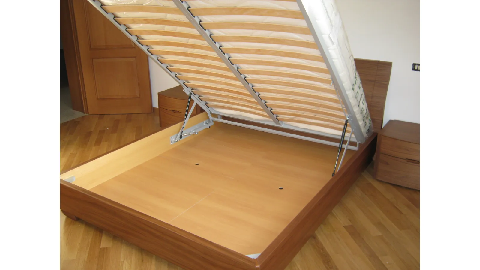 camera in legno con letto contenitore curvo 