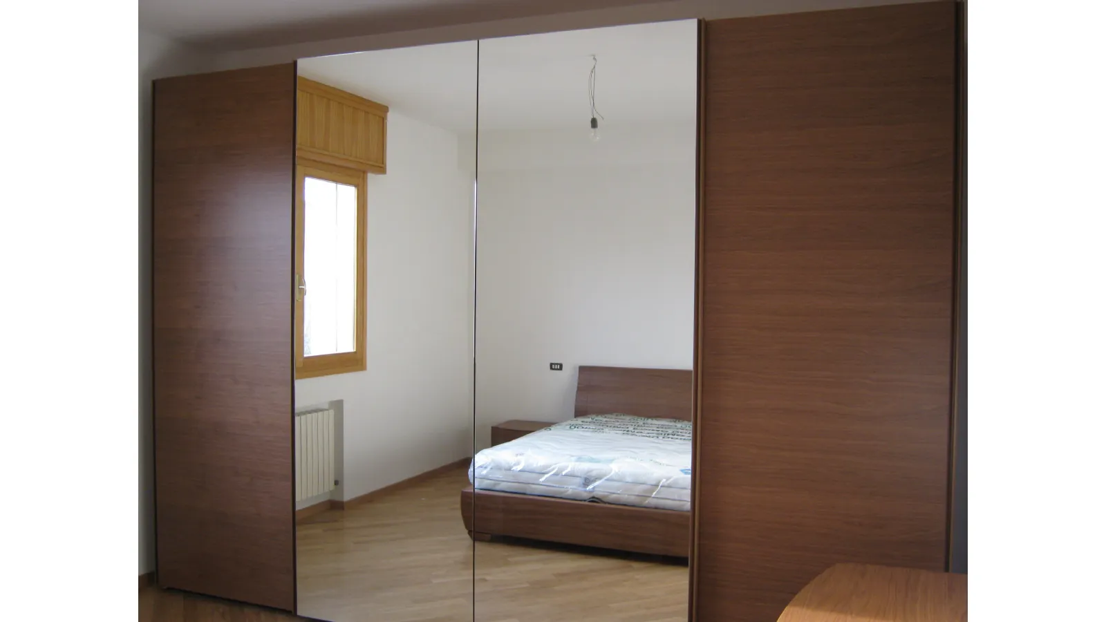camera in legno con letto contenitore curvo 