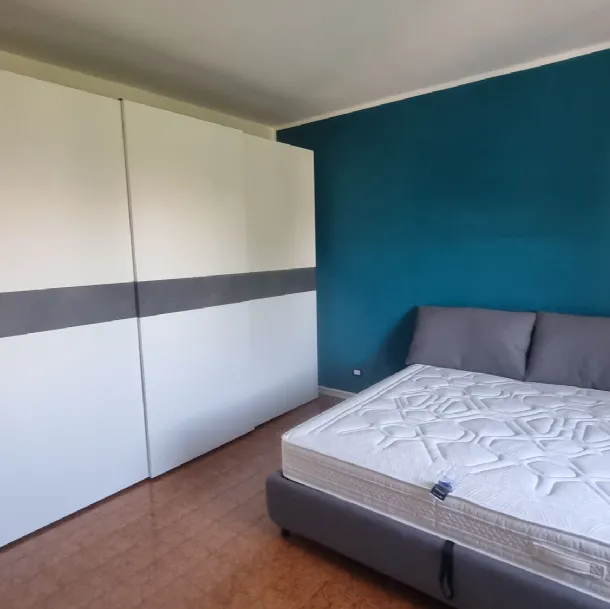 Camera con letto imbottito King Size moderna a Bologna