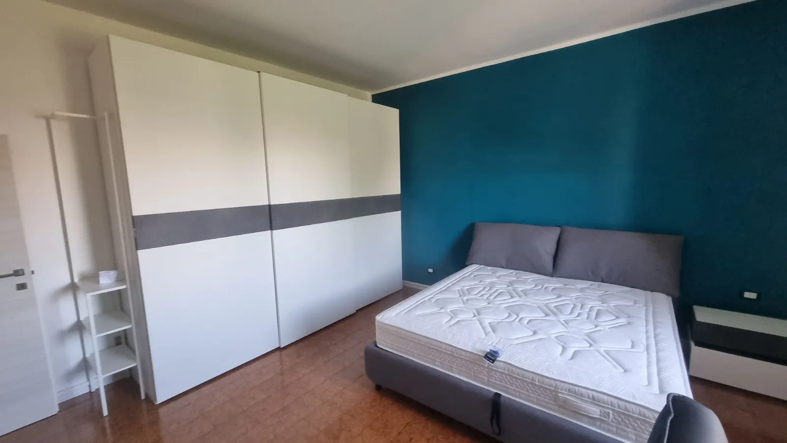 Camera con letto imbottito King Size moderna a Bologna