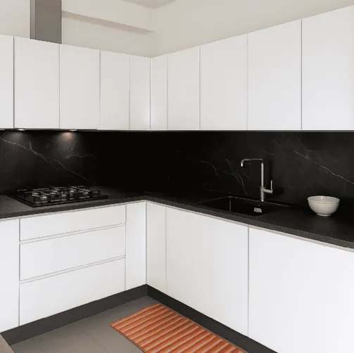 Cucina angolare bianca con top e schienale scuro