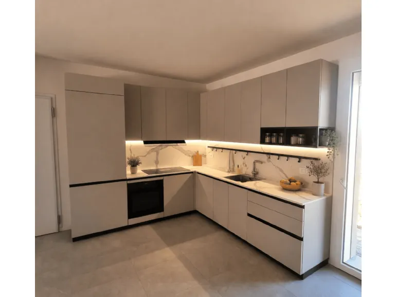 Cucina angolare dai toni chiari e gole a contrasto