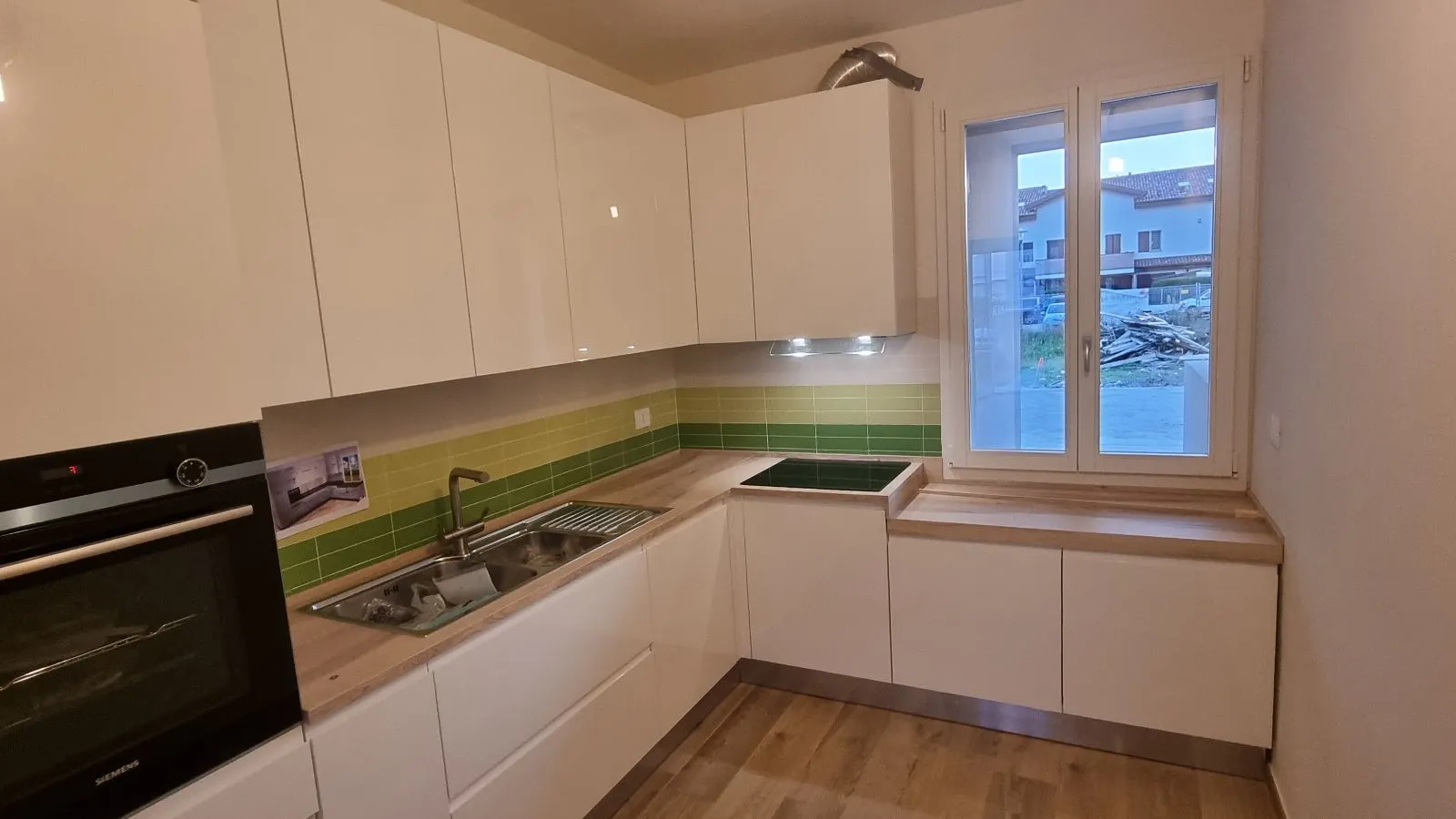 Cucina laccato bianco e top rovere legno