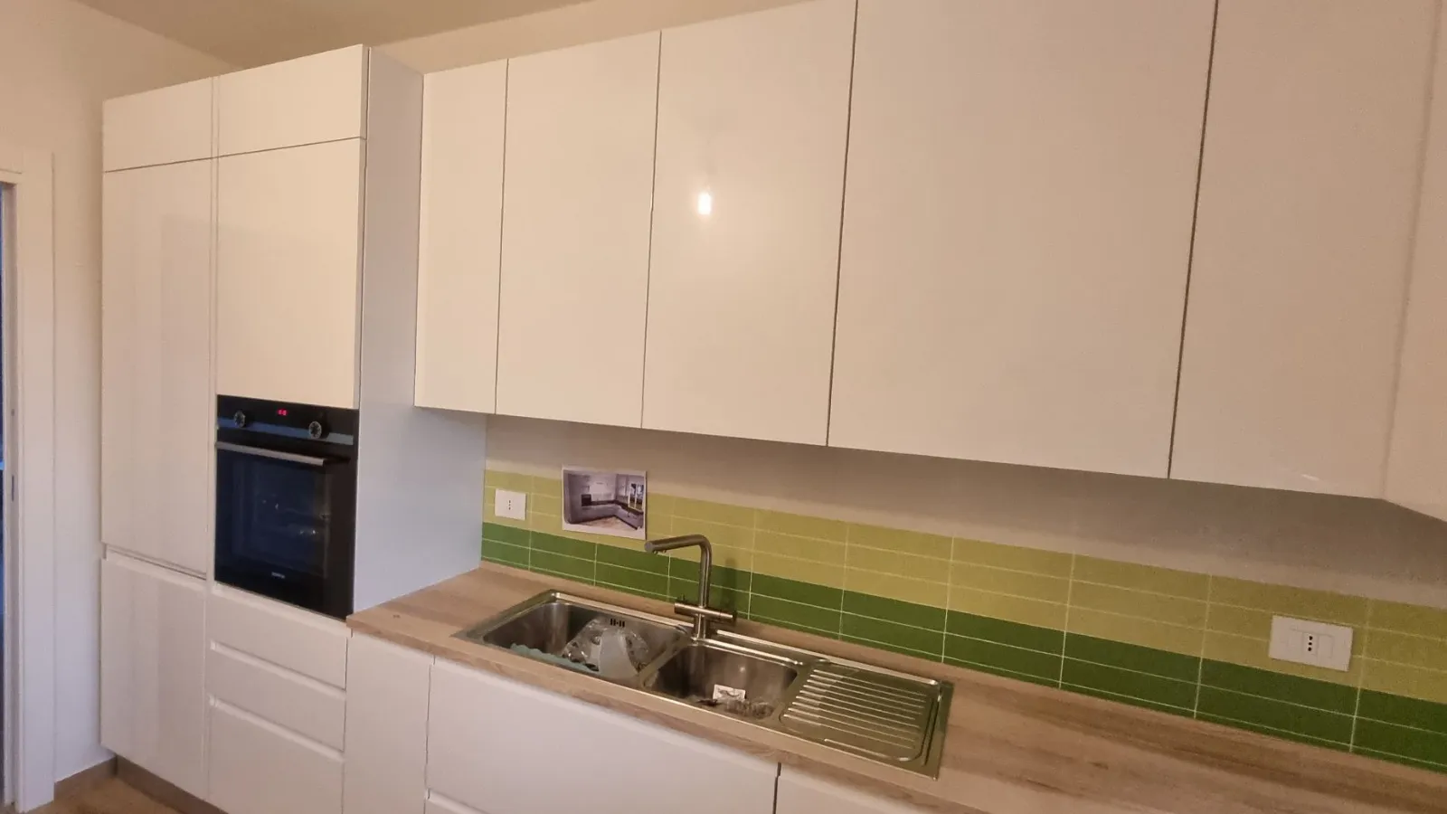 Cucina laccato bianco e top rovere legno