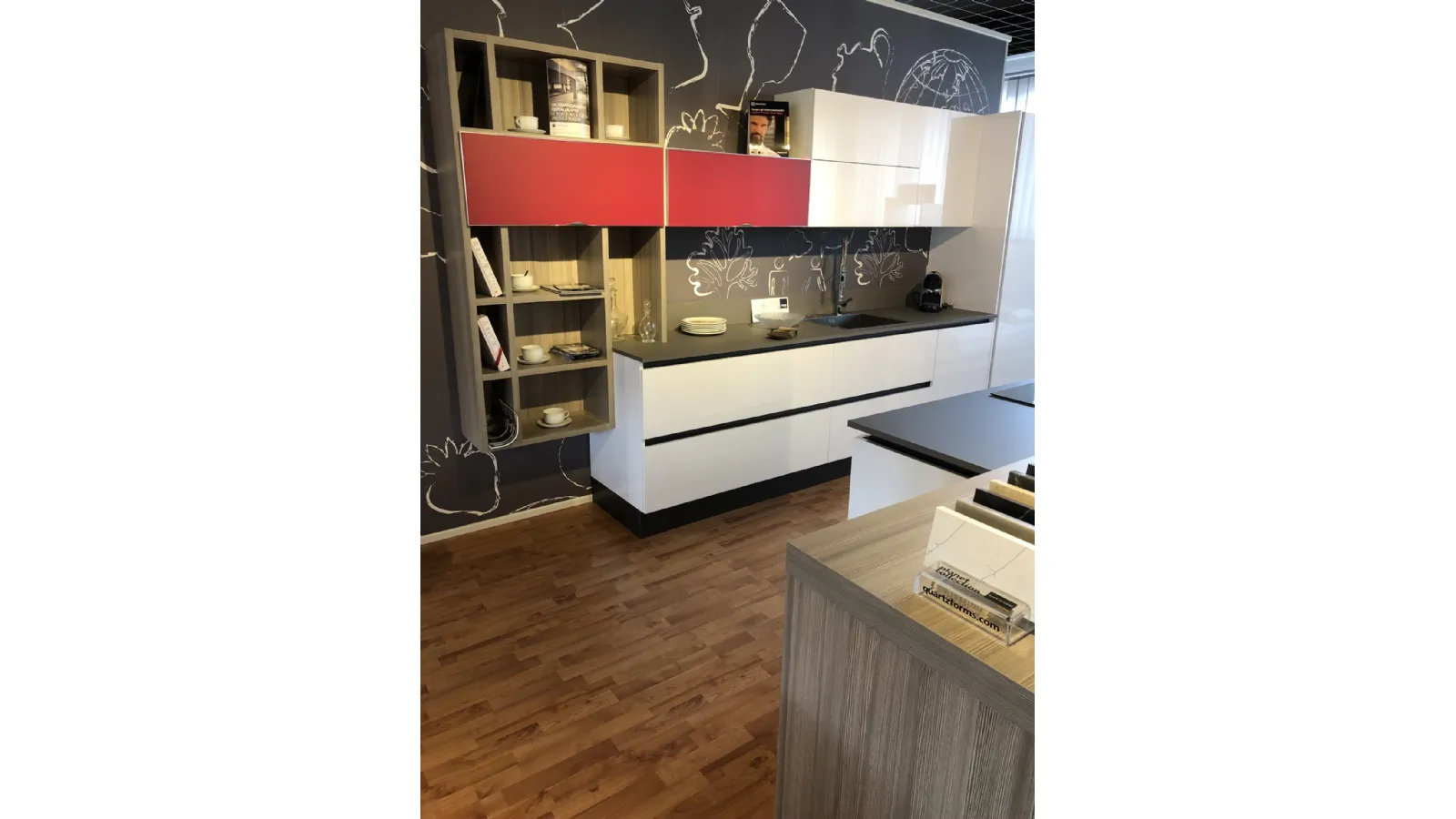 cucina Erika aran prezzo scontao moderna con isola bianco lucido