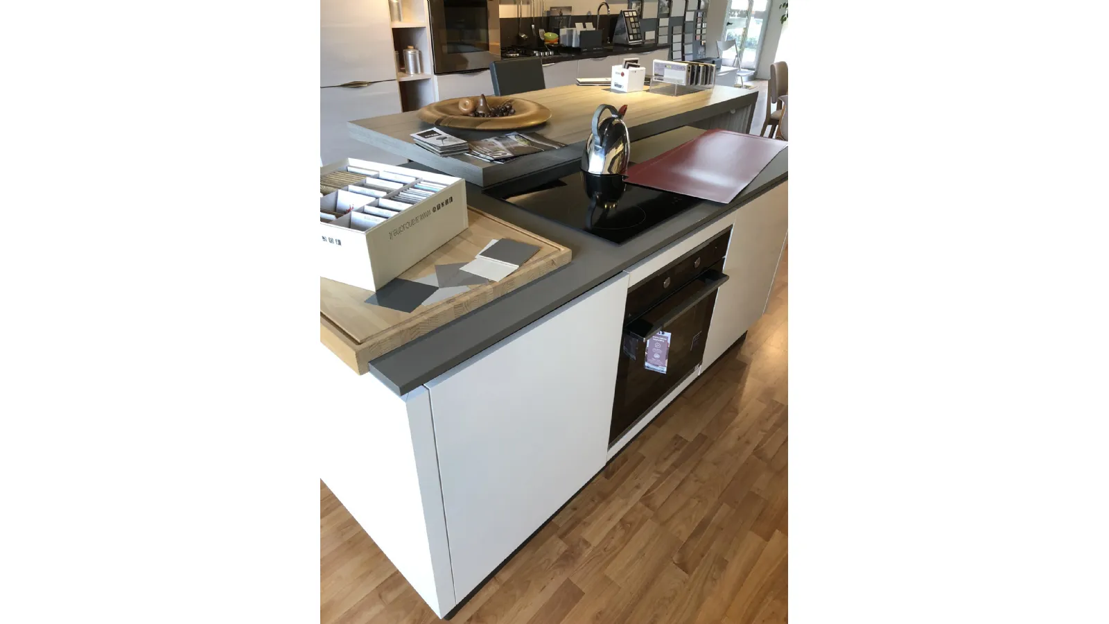 cucina Erika aran prezzo scontao moderna con isola bianco lucido