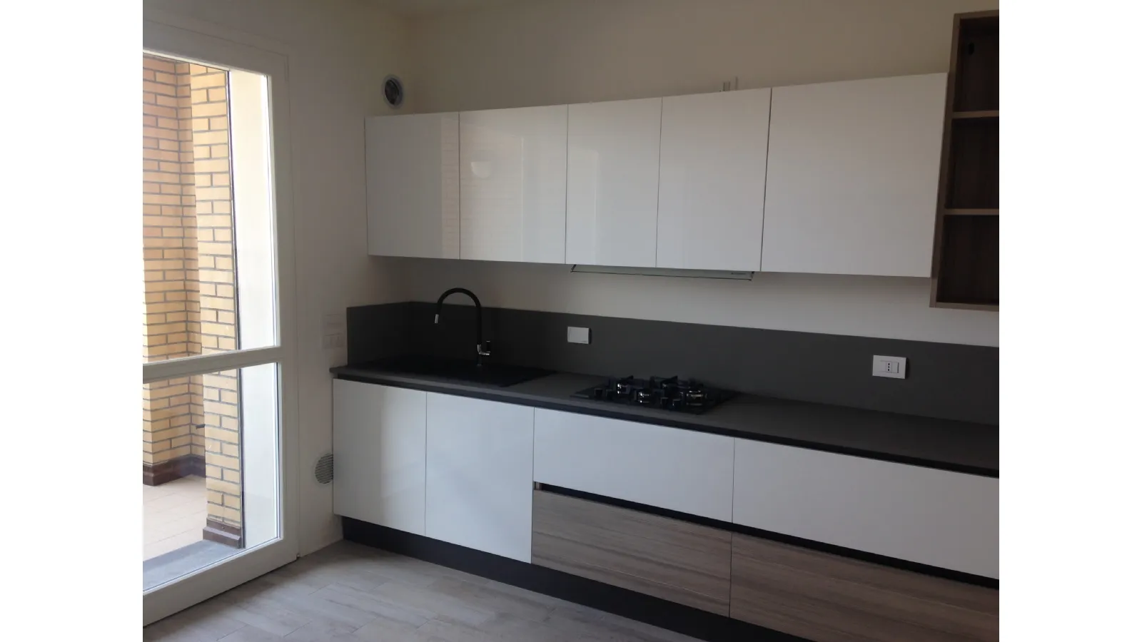 cucina lineare bianca con gola e living