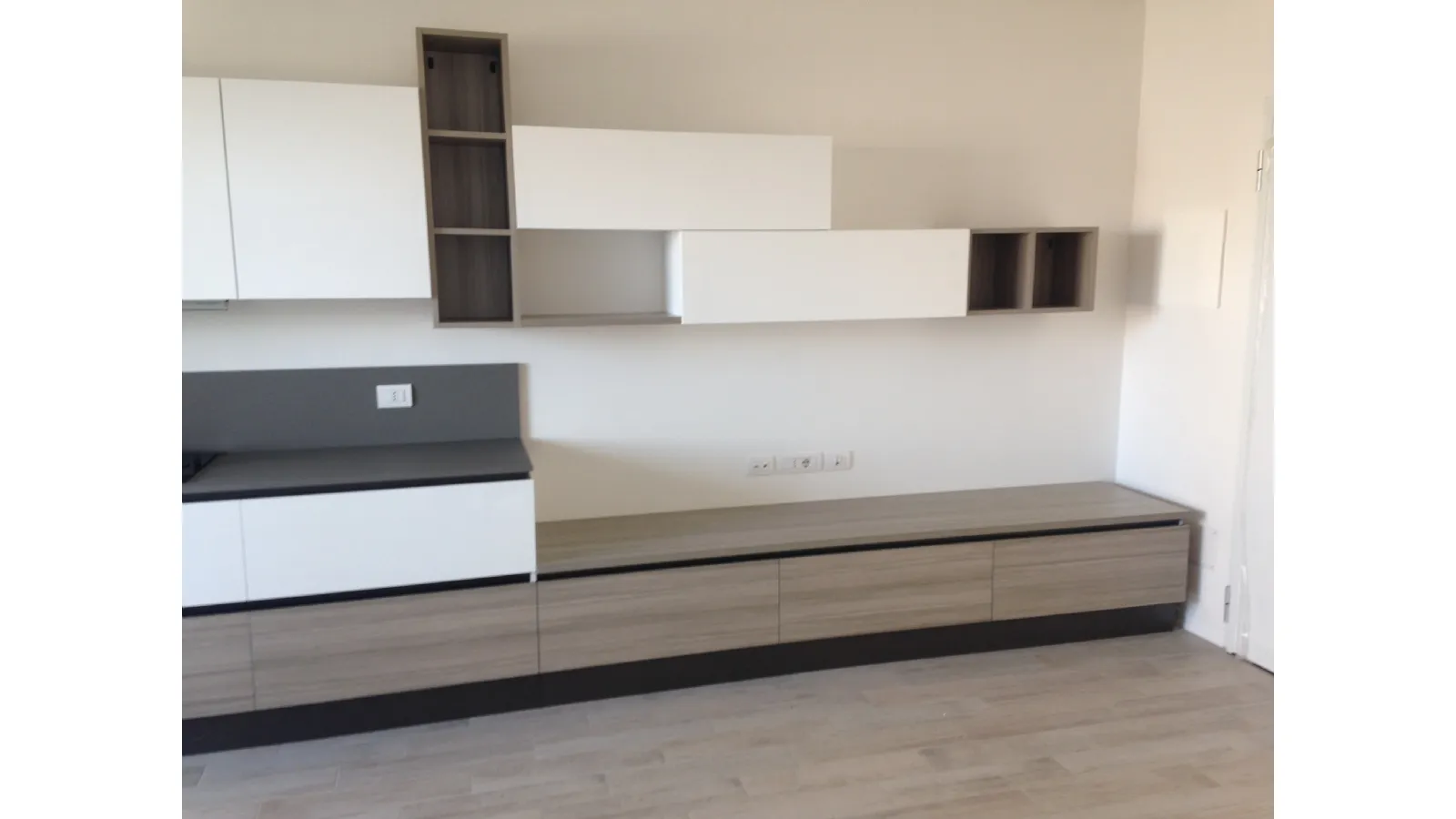 cucina lineare bianca con gola e living