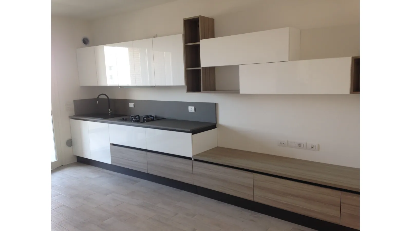cucina lineare bianca con gola e living