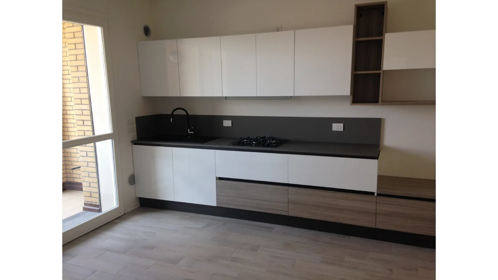 cucina lineare bianca con gola e living