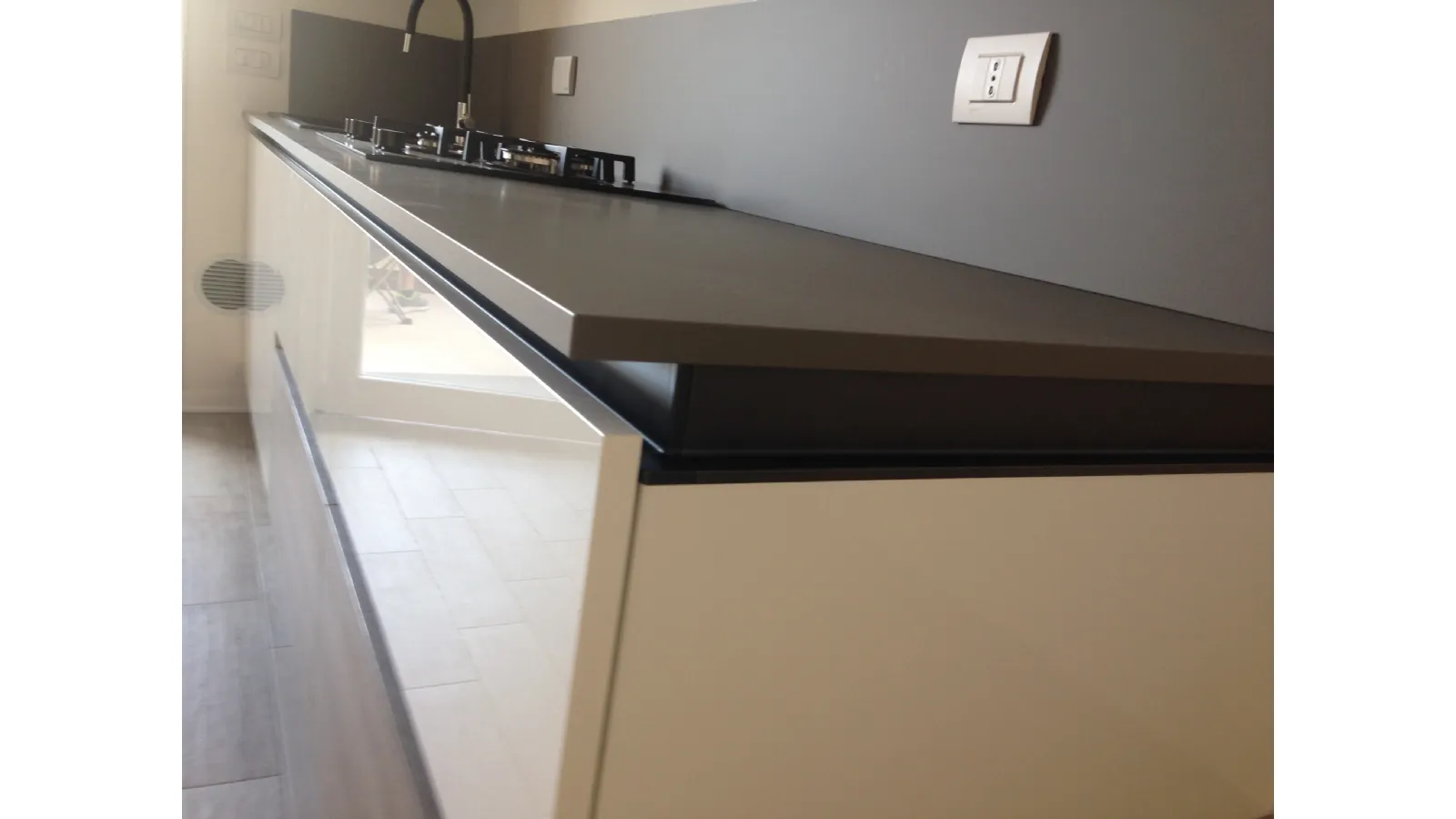 cucina lineare bianca con gola e living