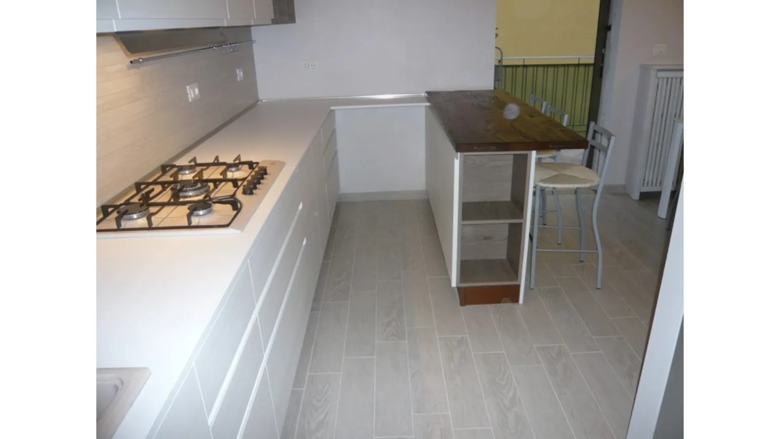 Cucina lineare con inserimento bancone legno