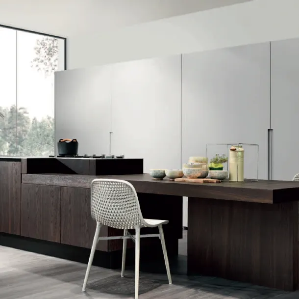 Cucina Design con isola Volare in Rovere termotrattato e top in acciaio laminato di Aran