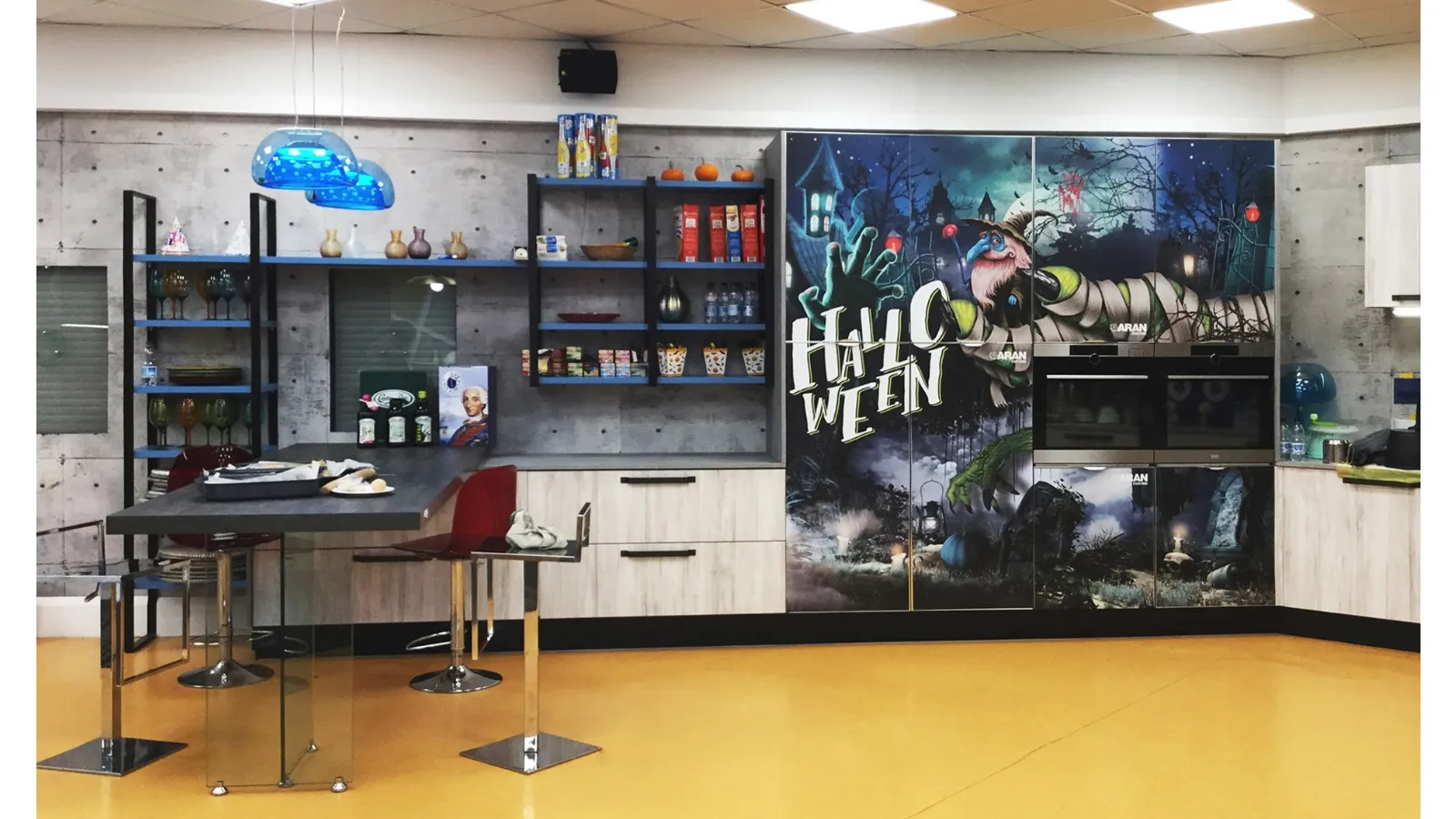 Cucina Design Cover angolare in legno con decorazione Halloween di Aran