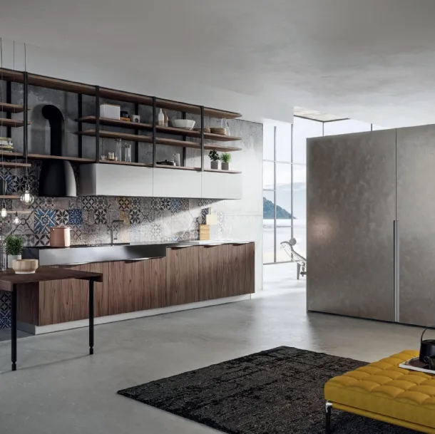 Cucina Design lineare Lab13 con basi in LPL Noce e top in grés laminam di Aran