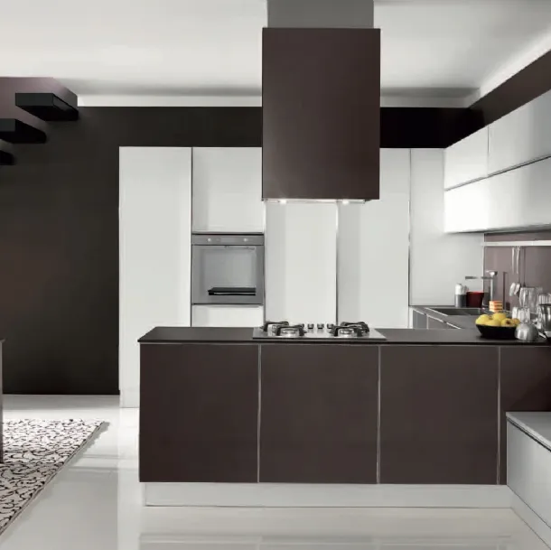 Cucina Design con penisola Volare in Vetro liscio Marrone opaco e Bianco opaco di Aran