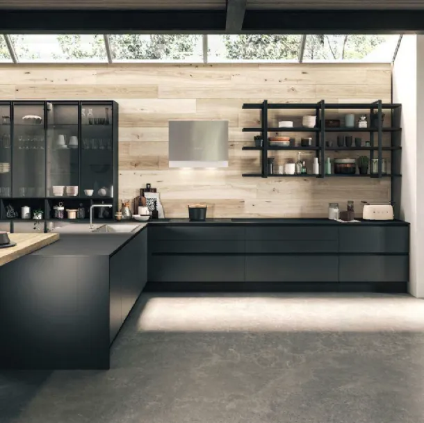 Cucina Moderna angolare con penisola in vetro Grigio fumé con mensole laccate opaco Nero di Aran