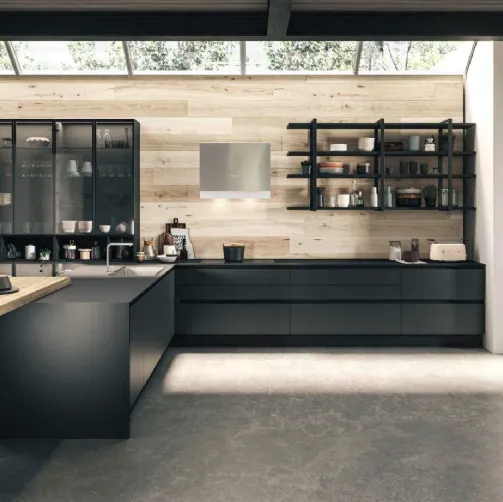 Cucina Moderna con penisola in vetro Grigio fumé con mensole laccate opaco Nero di Aran