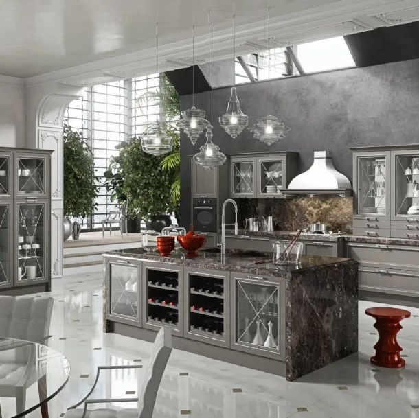 Cucina Shabby Chic con isola Magistra in Frassino laccato Titanio decapè con inserto argento di Aran
