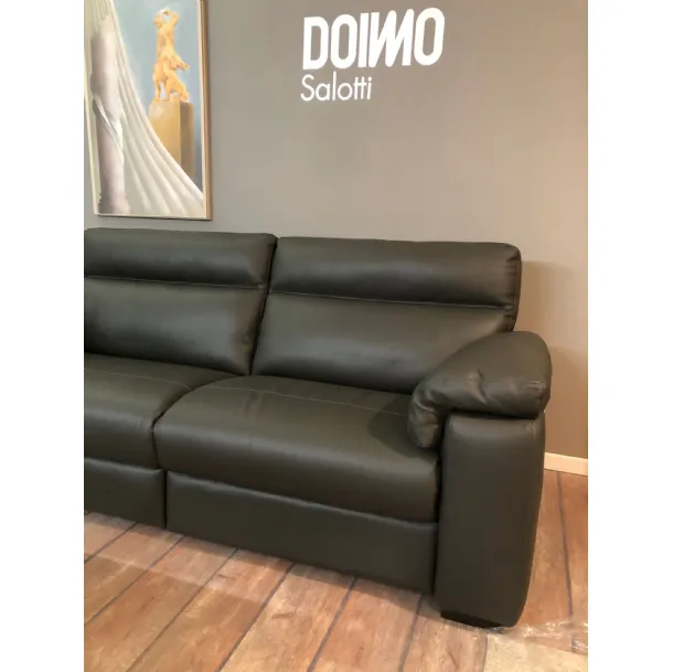 divano in pelle con relax elettrico