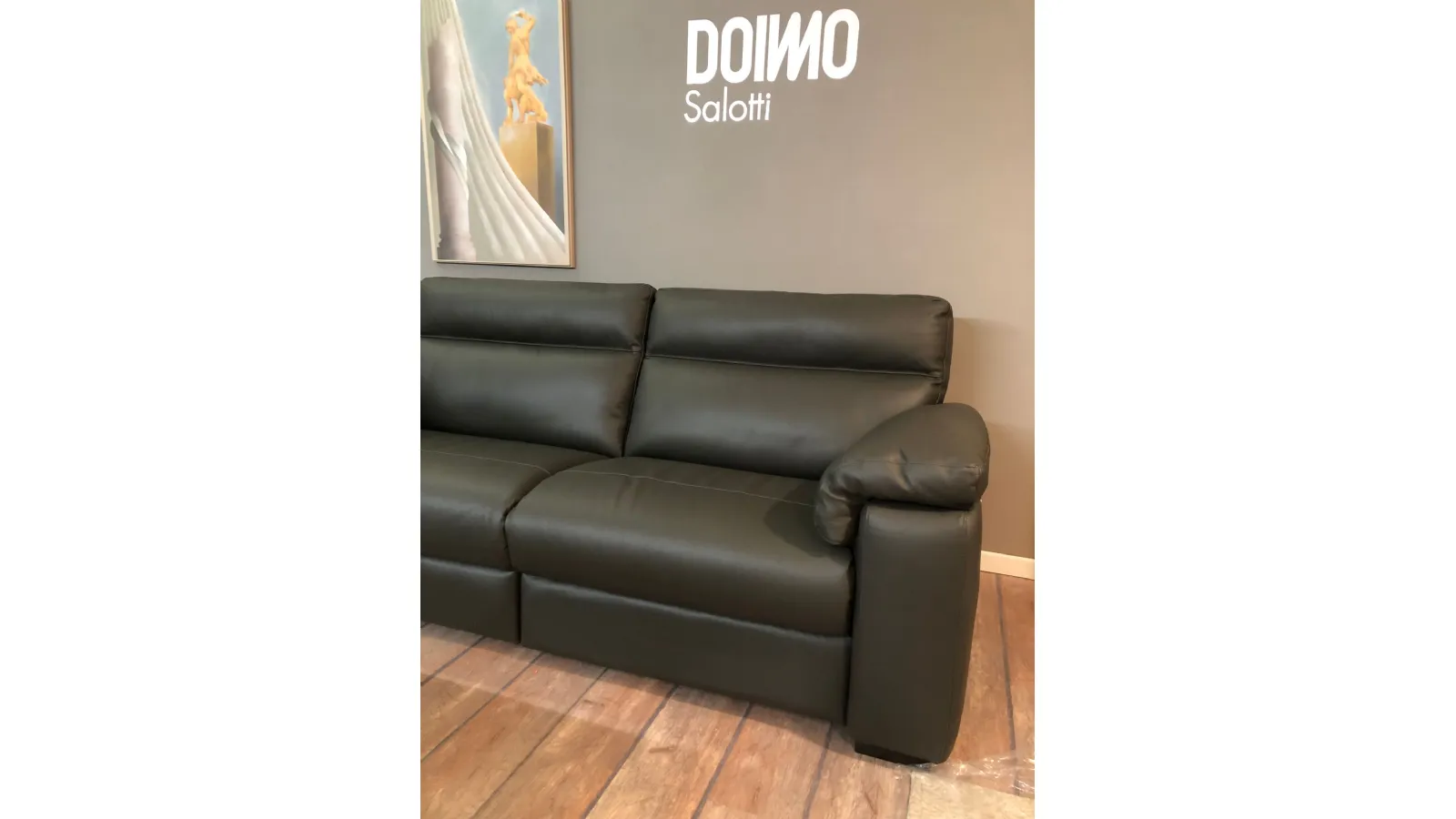 divano in pelle con relax elettrico