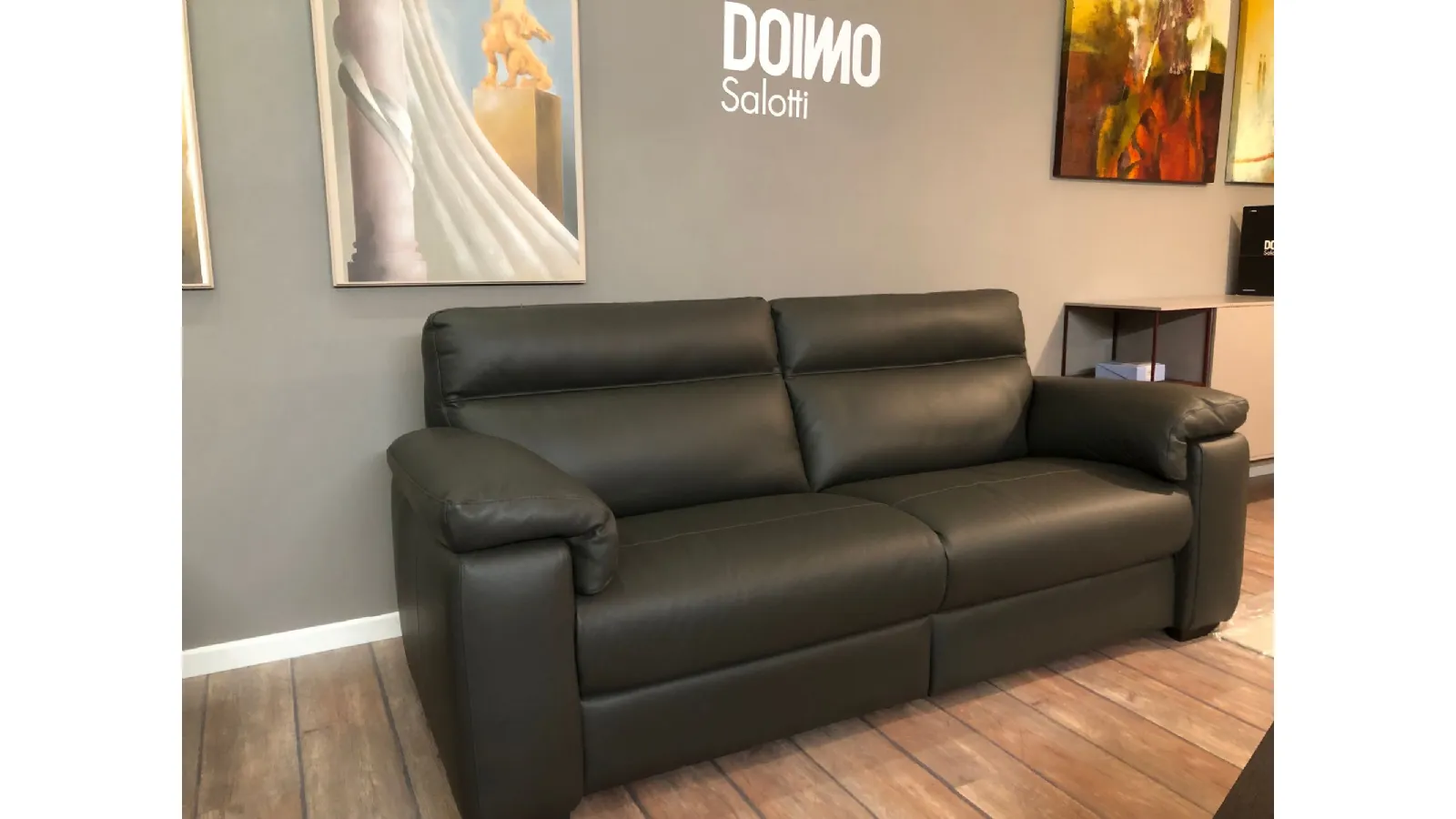 divano in pelle con relax elettrico