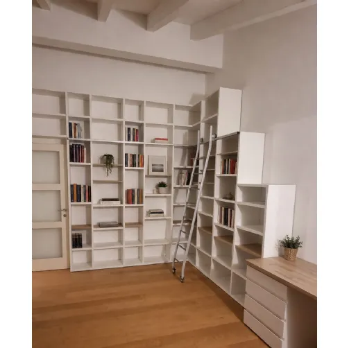 Libreria a parete con scala