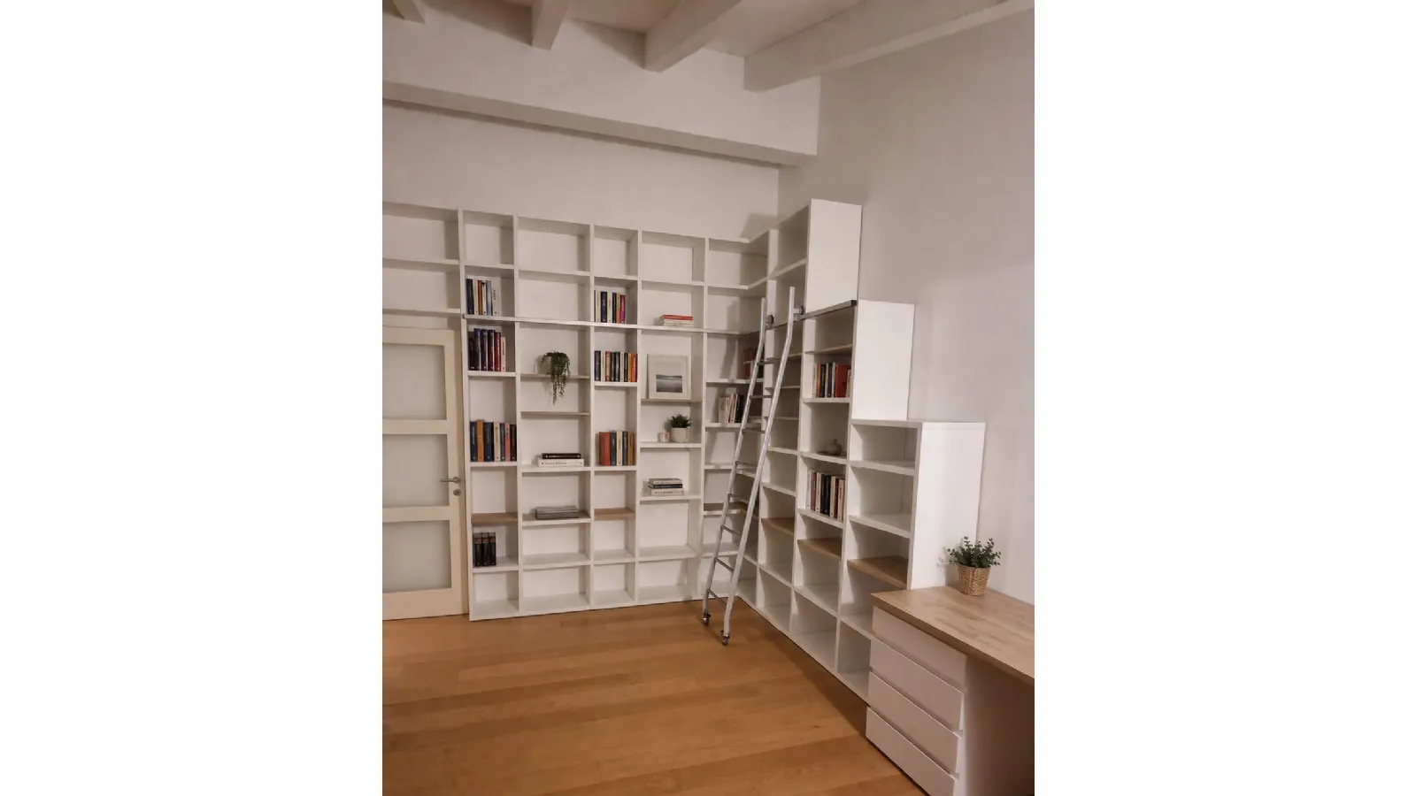 Libreria a parete con scala