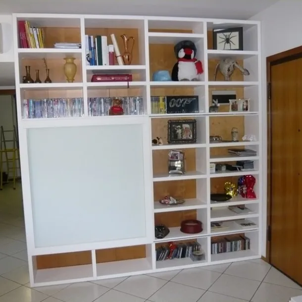 libreria sumisura con porta scorrevole