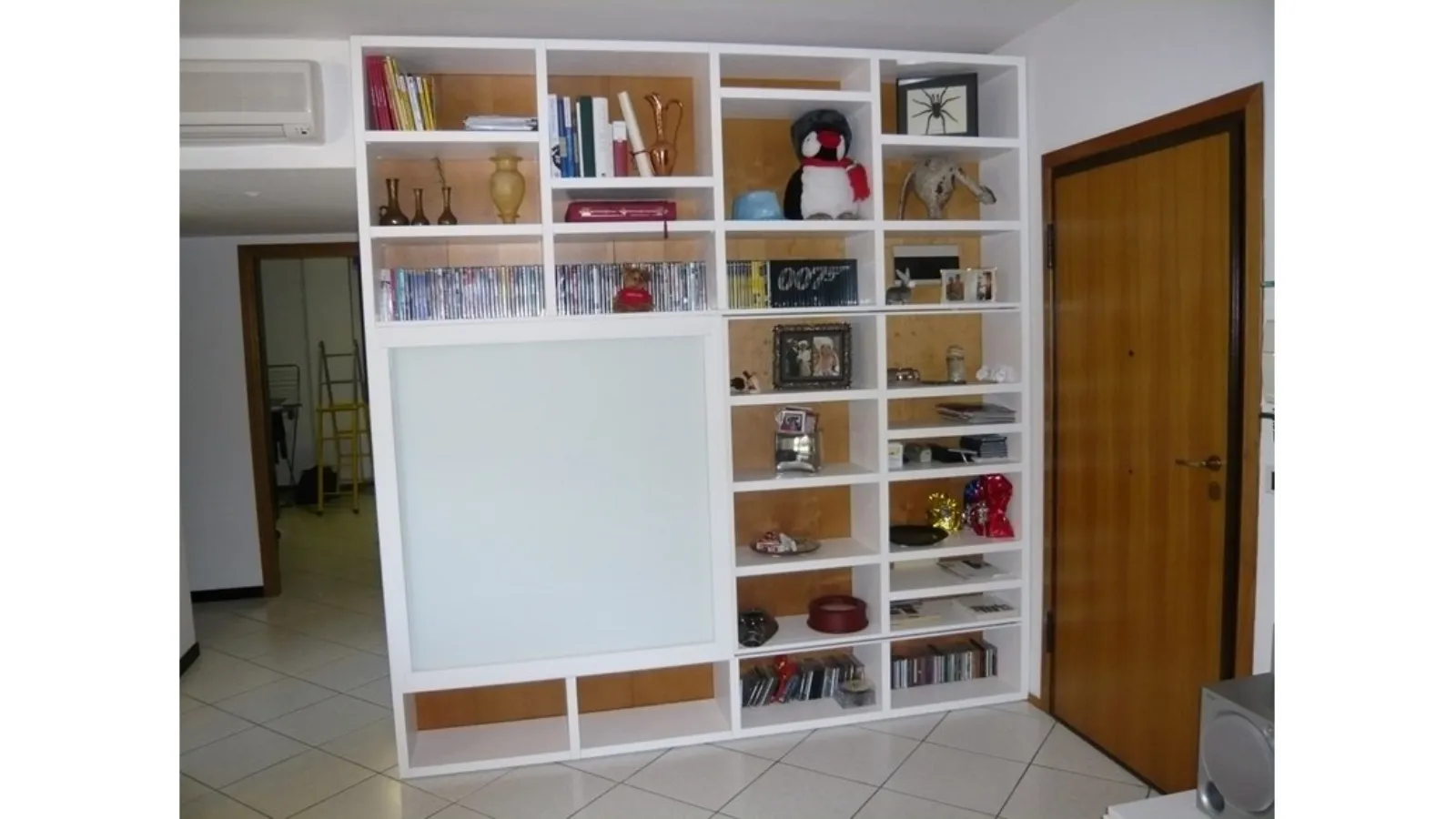 libreria sumisura con porta scorrevole