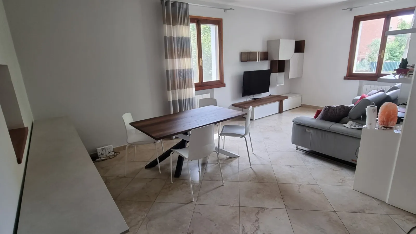 realizzazione arredo sala zona living pranzo e madia