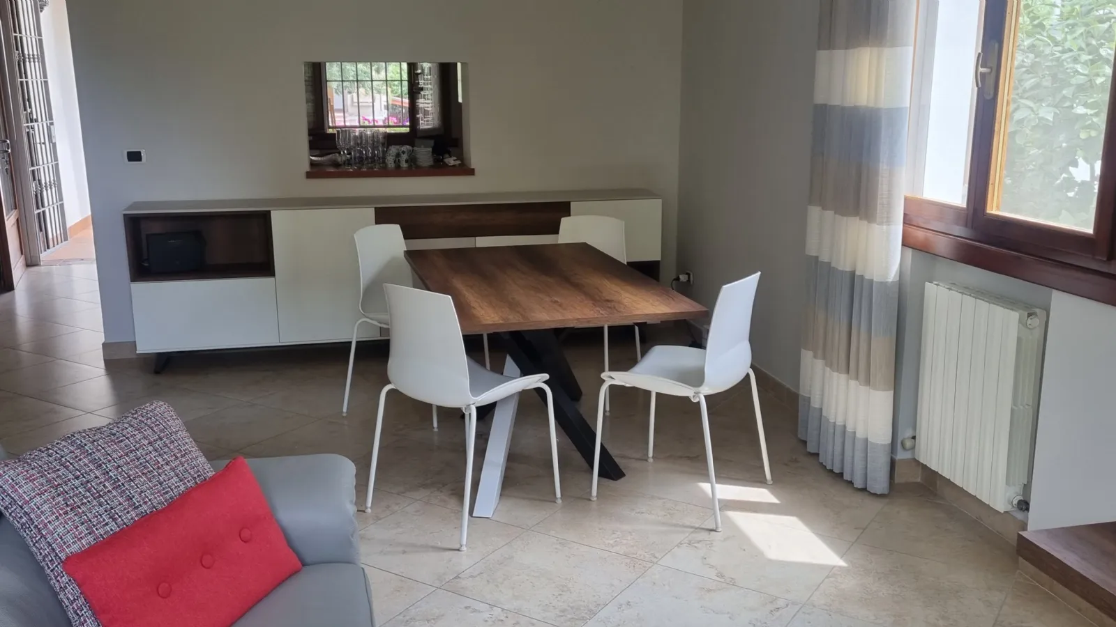 realizzazione arredo sala zona living pranzo e madia